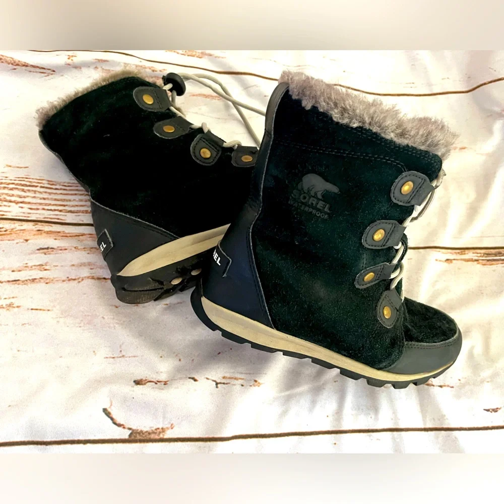 Sorel boots in good condition, black suede and fur trim